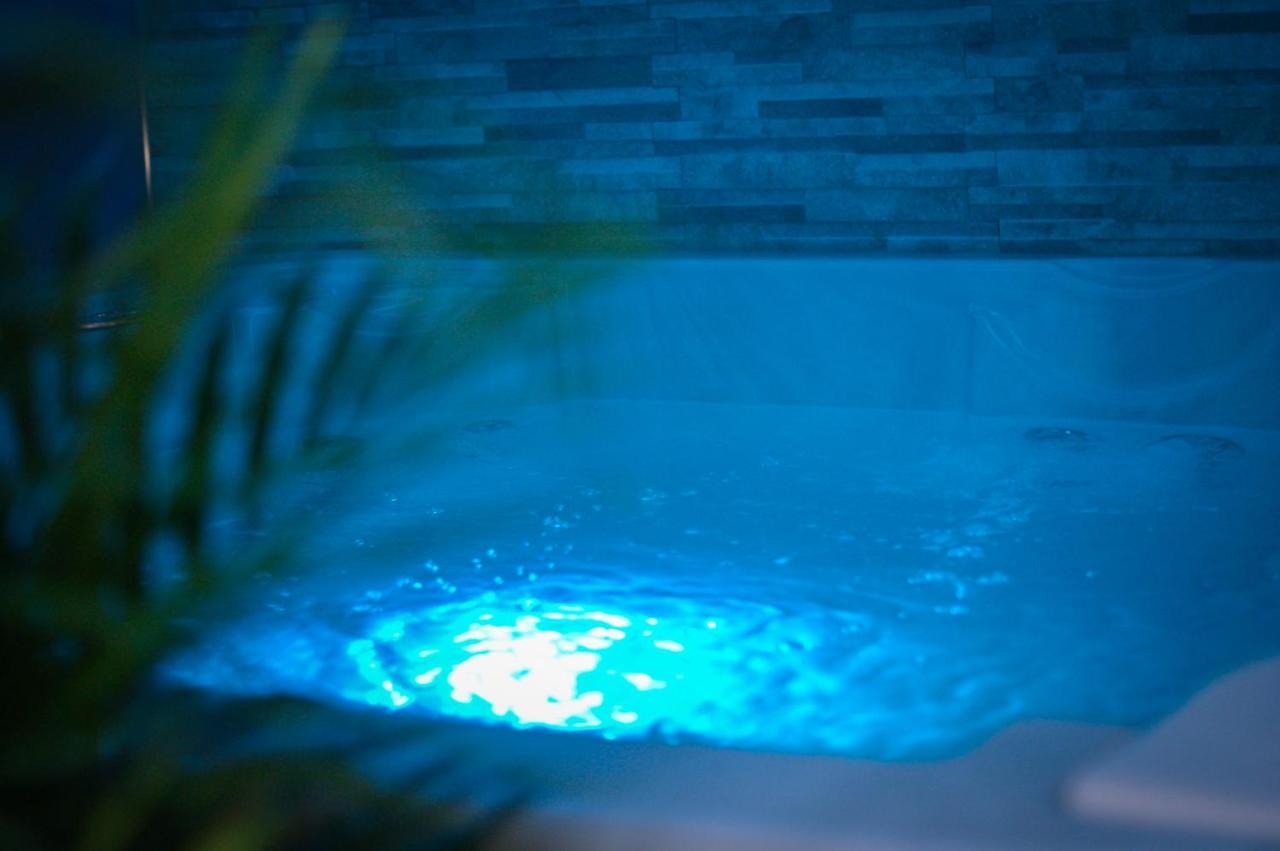 Nuit Vip Spa Sauna Privatif Le Rove Buitenkant foto