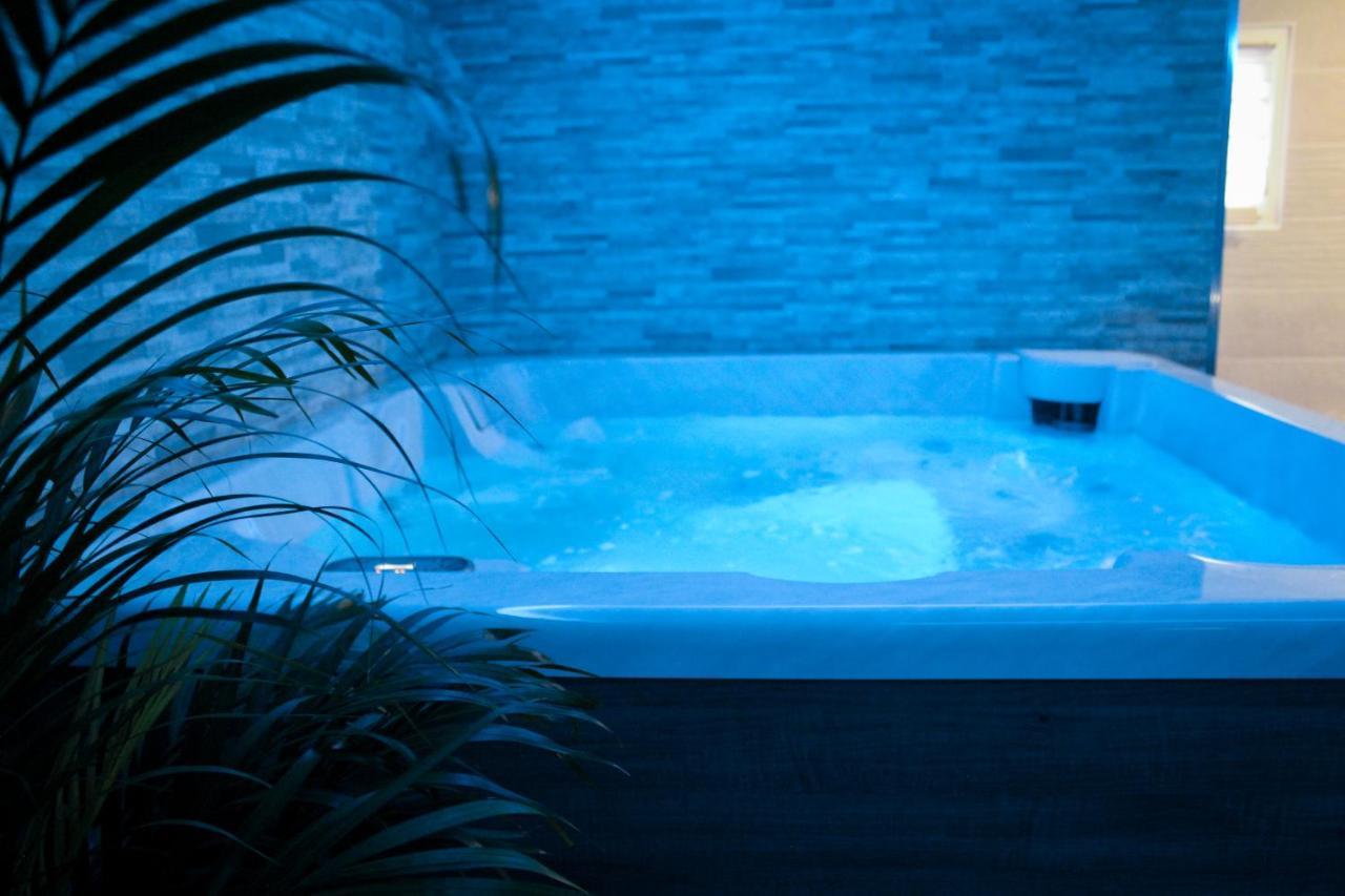 Nuit Vip Spa Sauna Privatif Le Rove Buitenkant foto